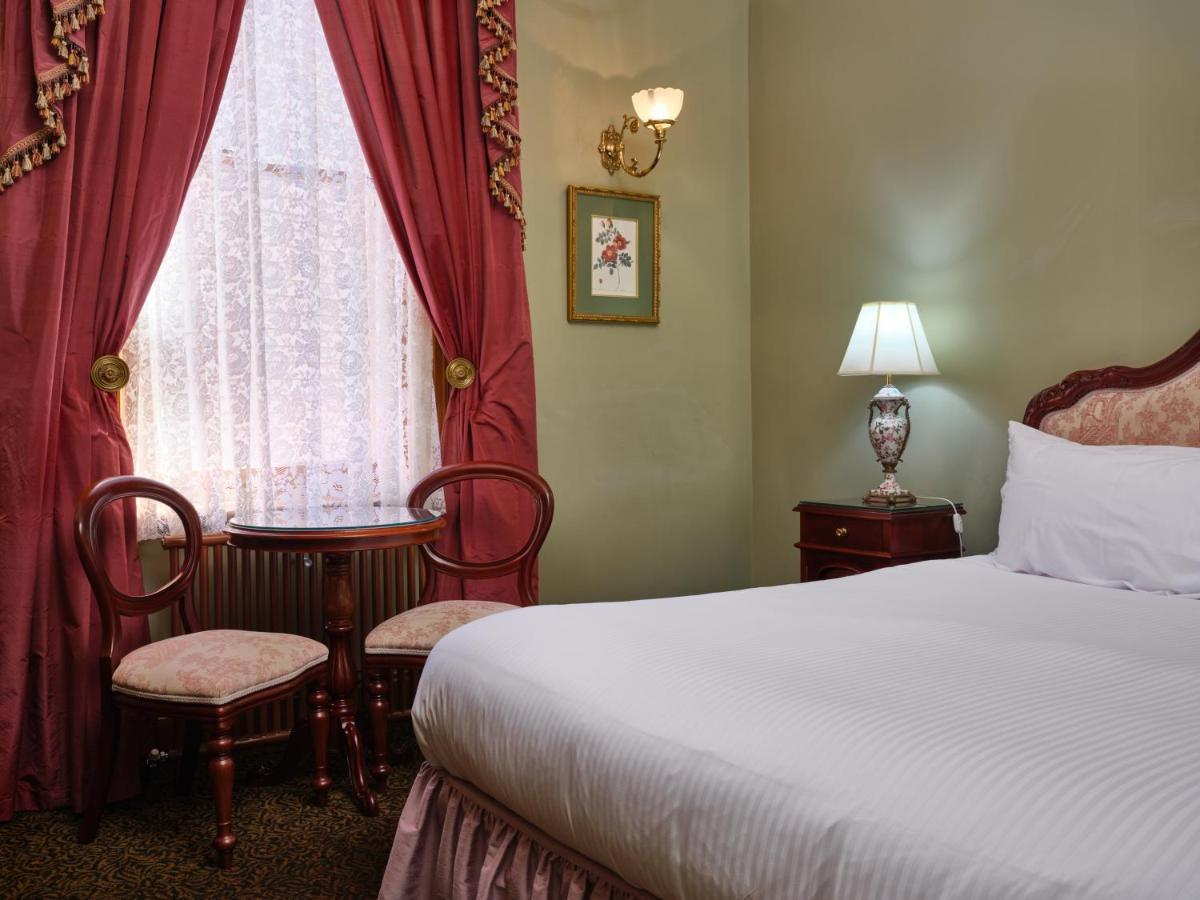 Craig'S Royal Hotel Ballarat Buitenkant foto A guest room at the hotel