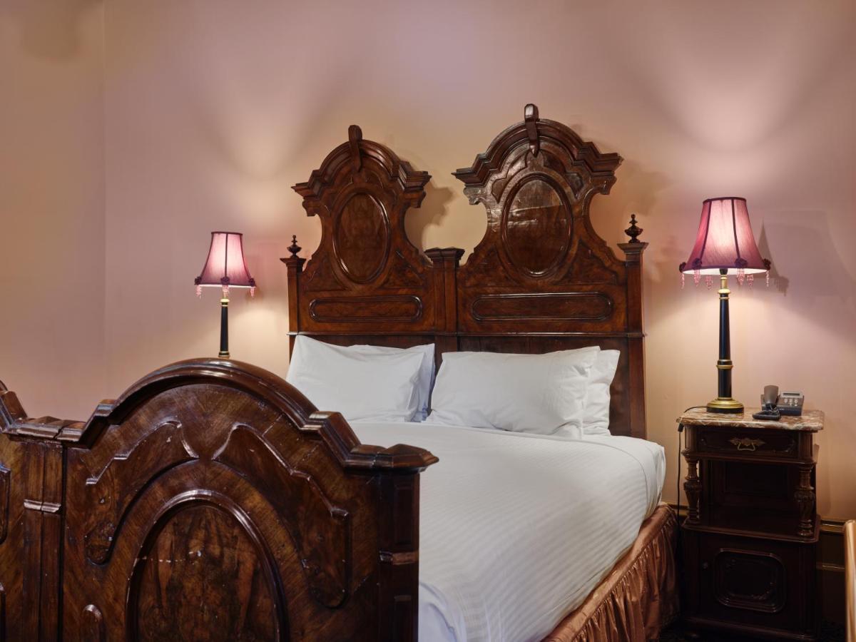 Craig'S Royal Hotel Ballarat Buitenkant foto A room at the hotel