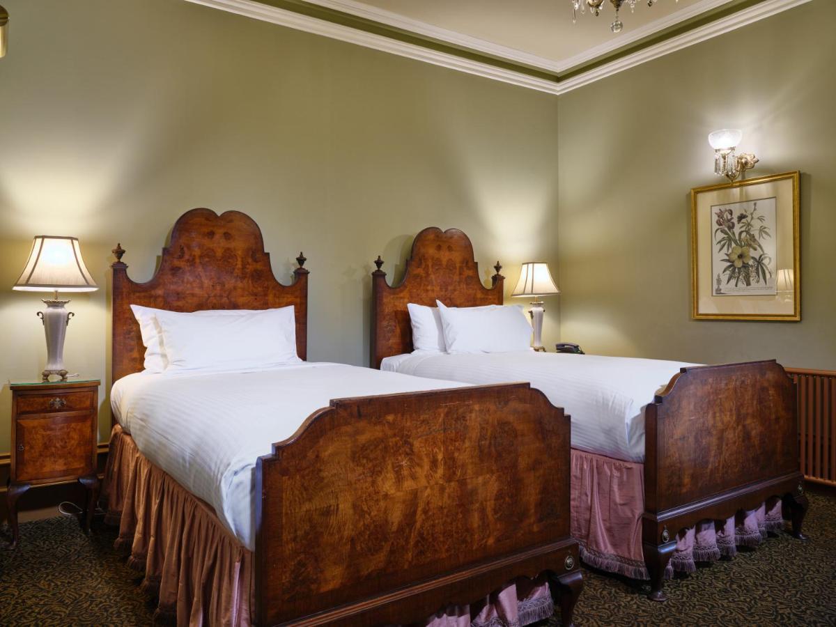 Craig'S Royal Hotel Ballarat Buitenkant foto A room at the hotel