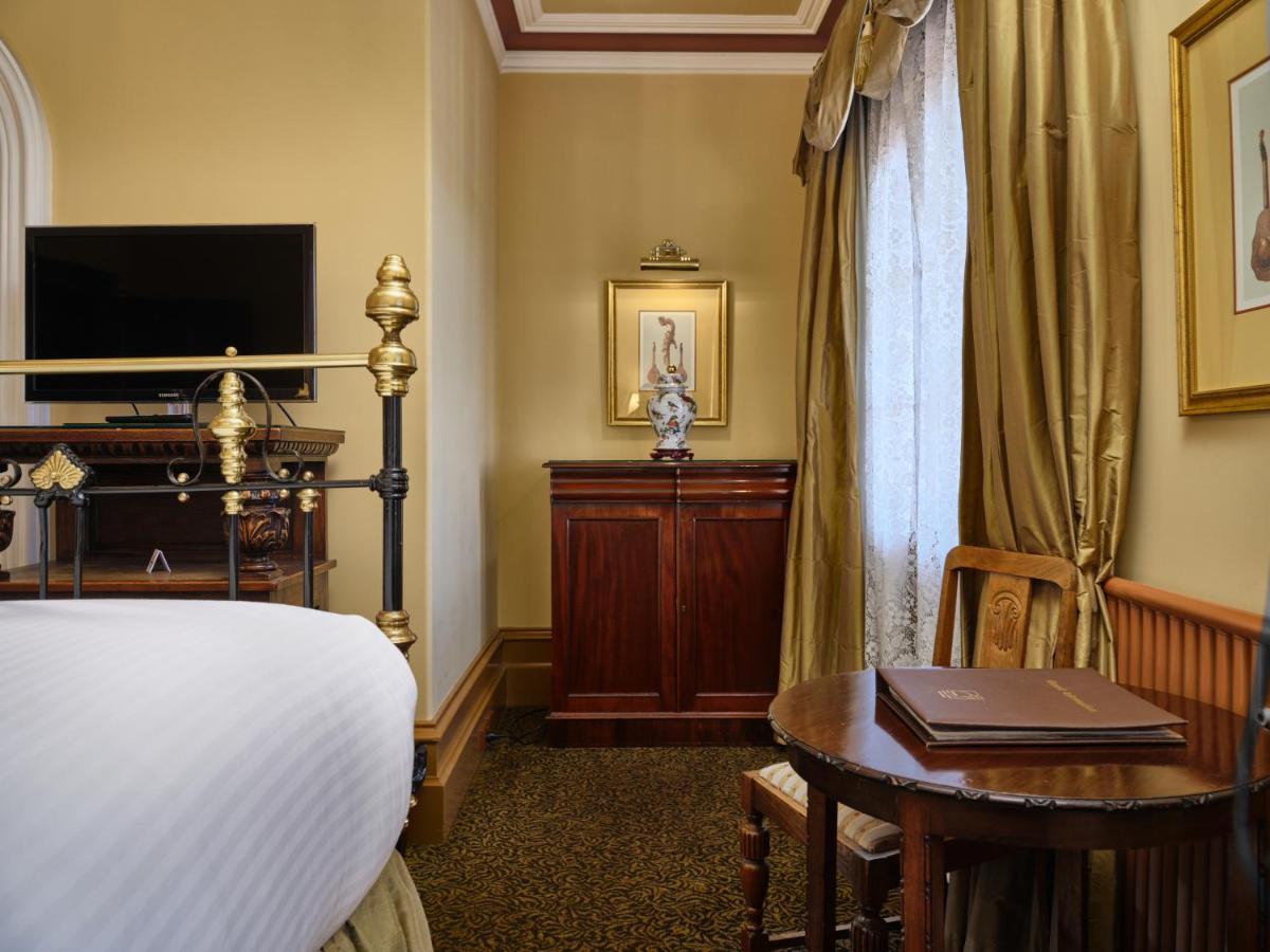 Craig'S Royal Hotel Ballarat Buitenkant foto A room at the hotel