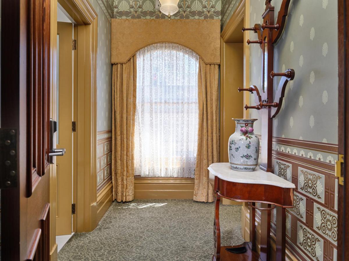 Craig'S Royal Hotel Ballarat Buitenkant foto The hallway