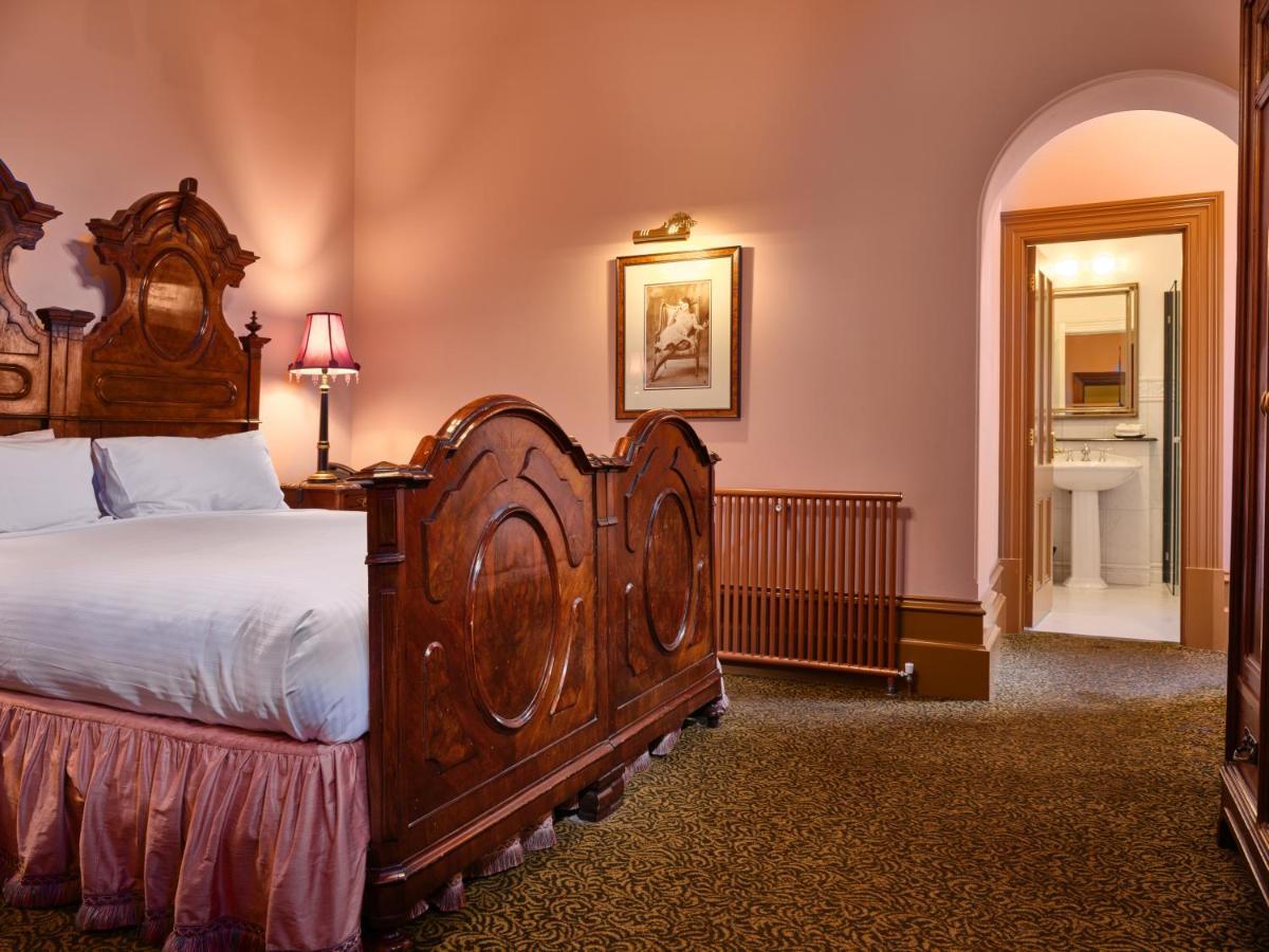 Craig'S Royal Hotel Ballarat Buitenkant foto A bedroom at the hotel