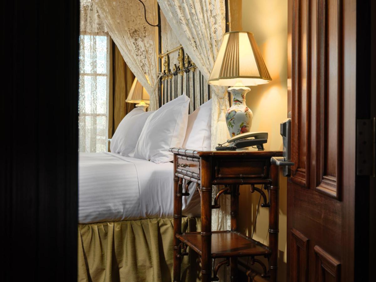 Craig'S Royal Hotel Ballarat Buitenkant foto A guest room at the hotel