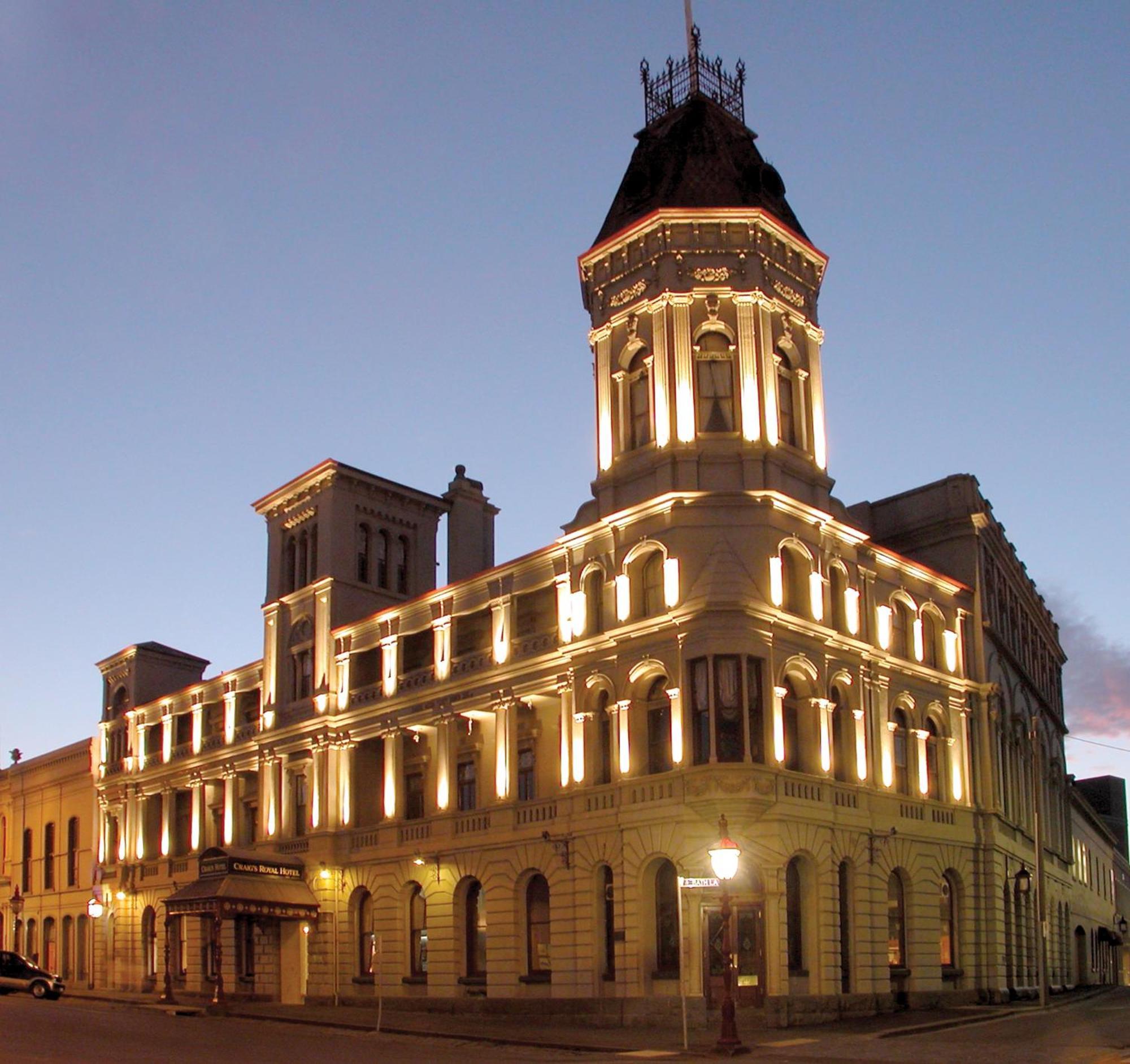 Craig'S Royal Hotel Ballarat Buitenkant foto The Old Bank Hotel at night