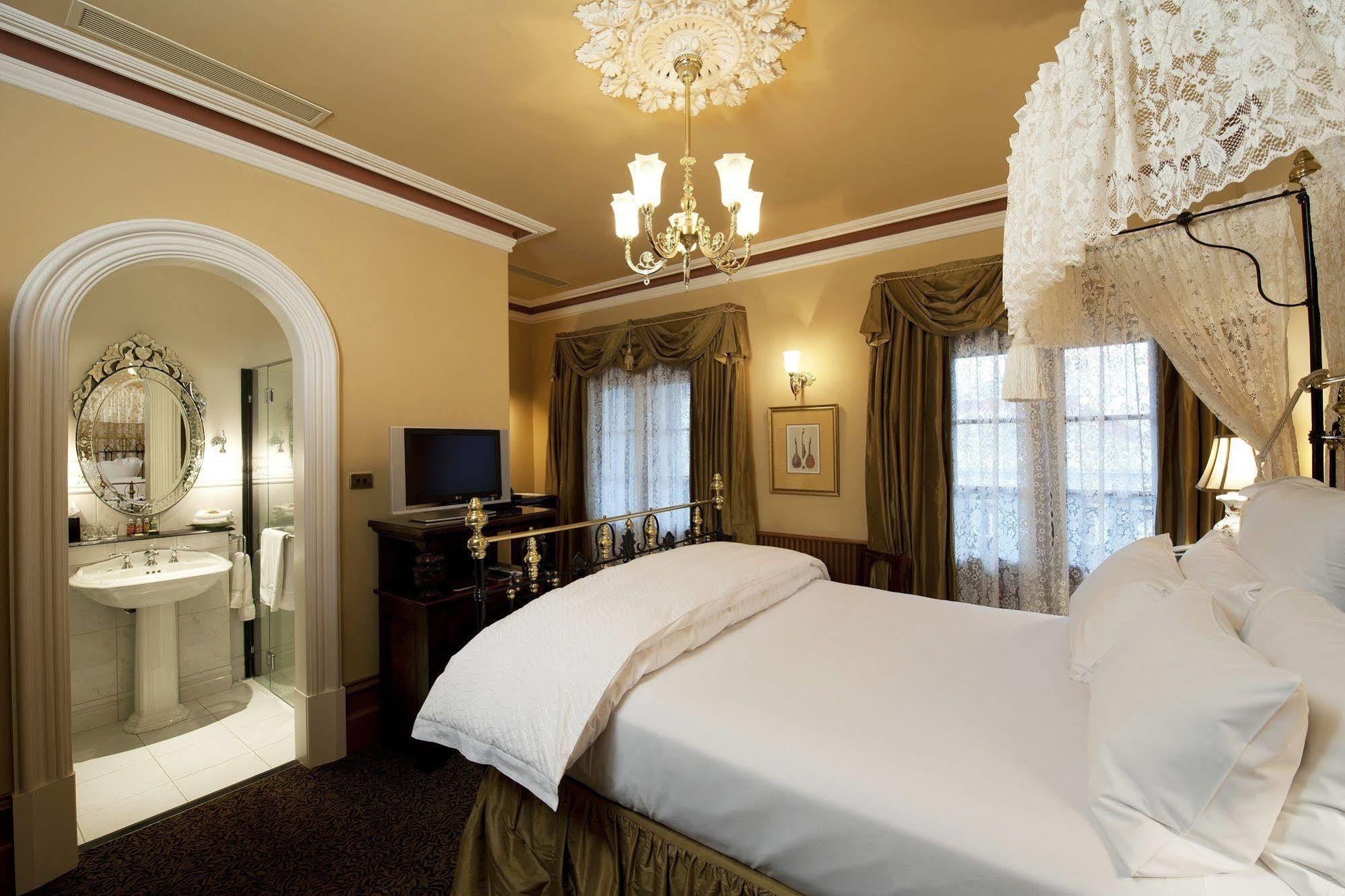 Craig'S Royal Hotel Ballarat Buitenkant foto A room at the hotel