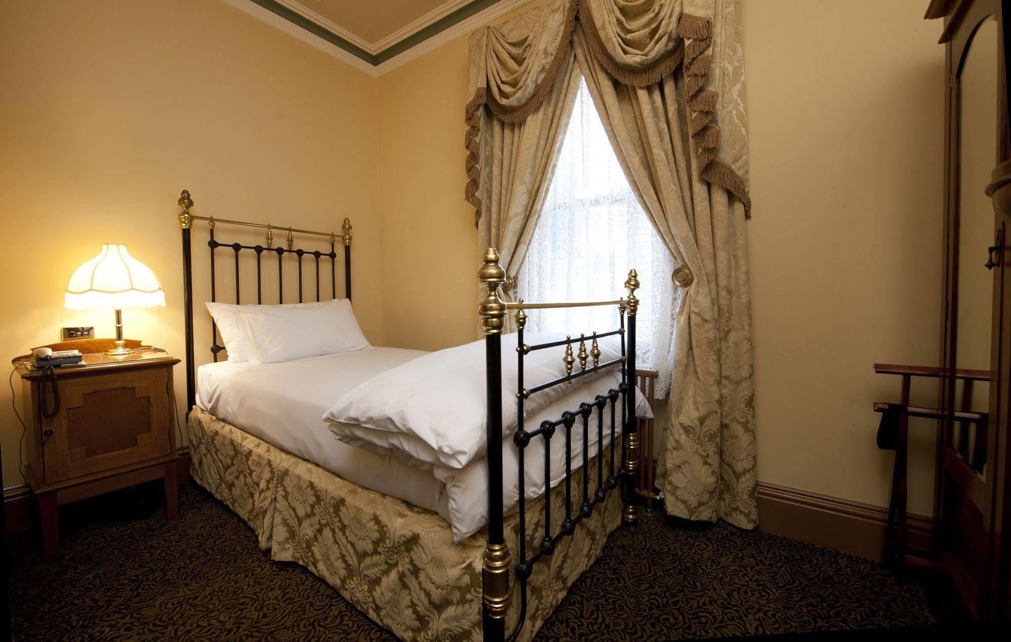 Craig'S Royal Hotel Ballarat Buitenkant foto A single room at the hotel
