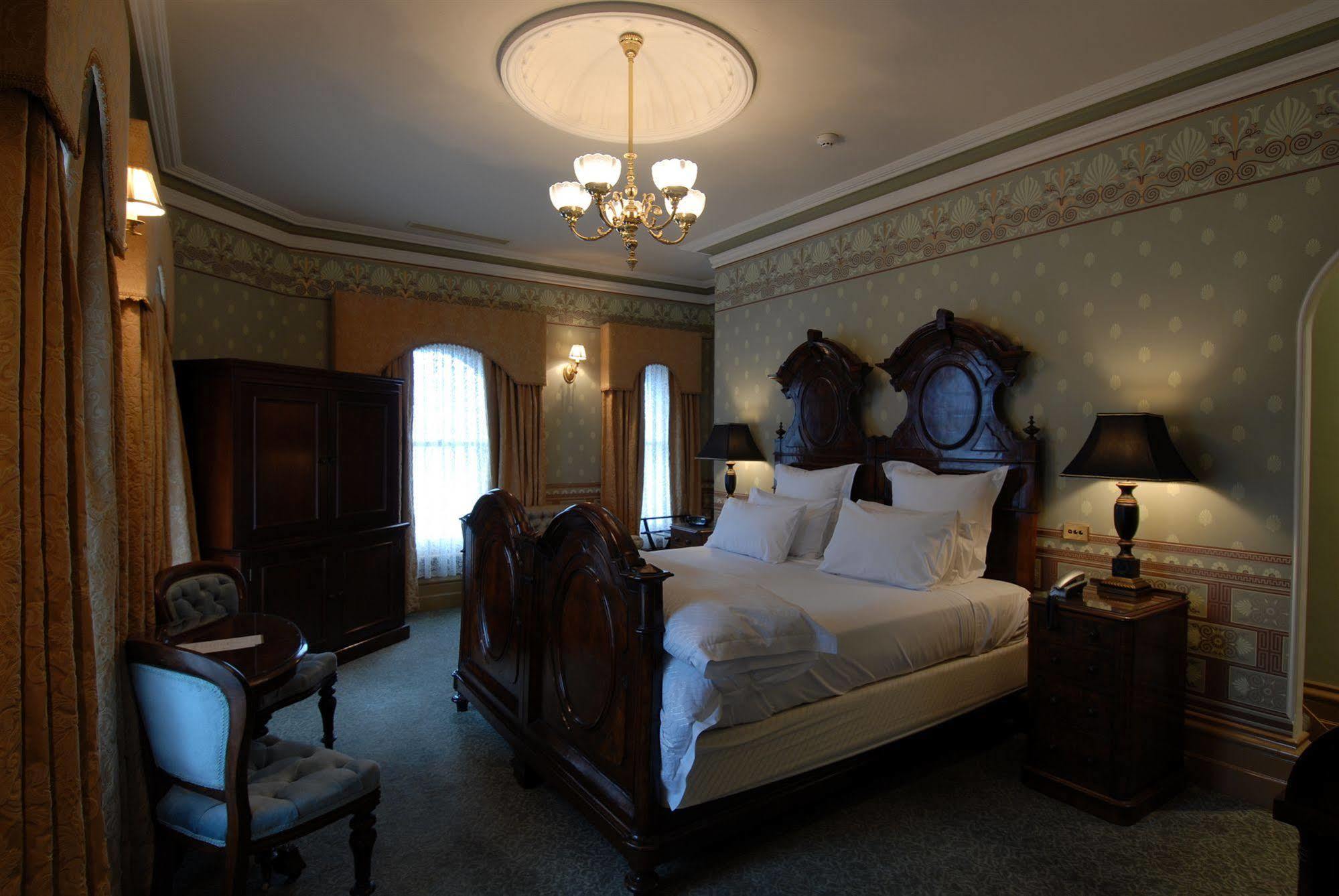 Craig'S Royal Hotel Ballarat Buitenkant foto A guest room at the hotel