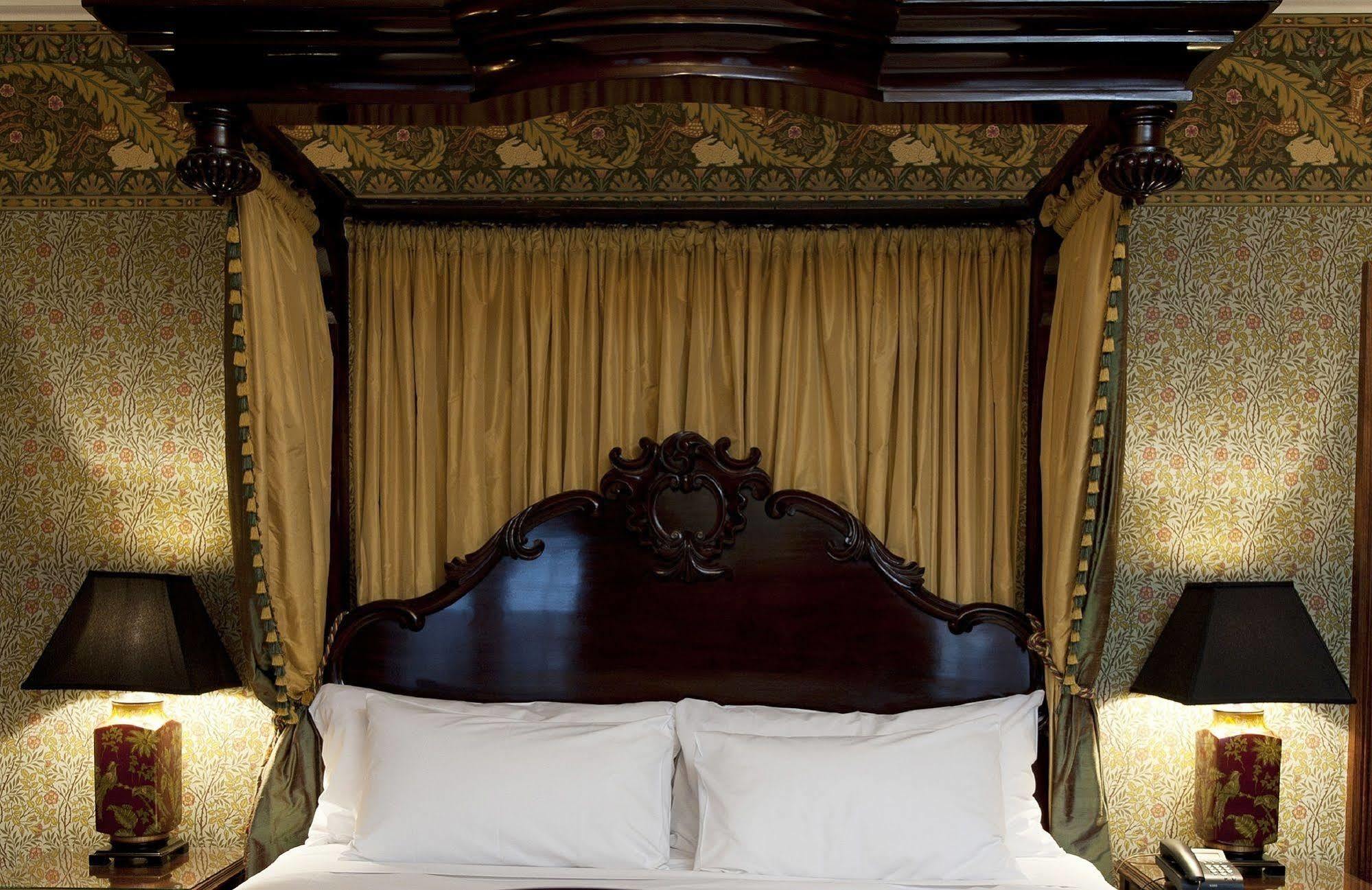 Craig'S Royal Hotel Ballarat Buitenkant foto The bed in the bedroom of the hotel
