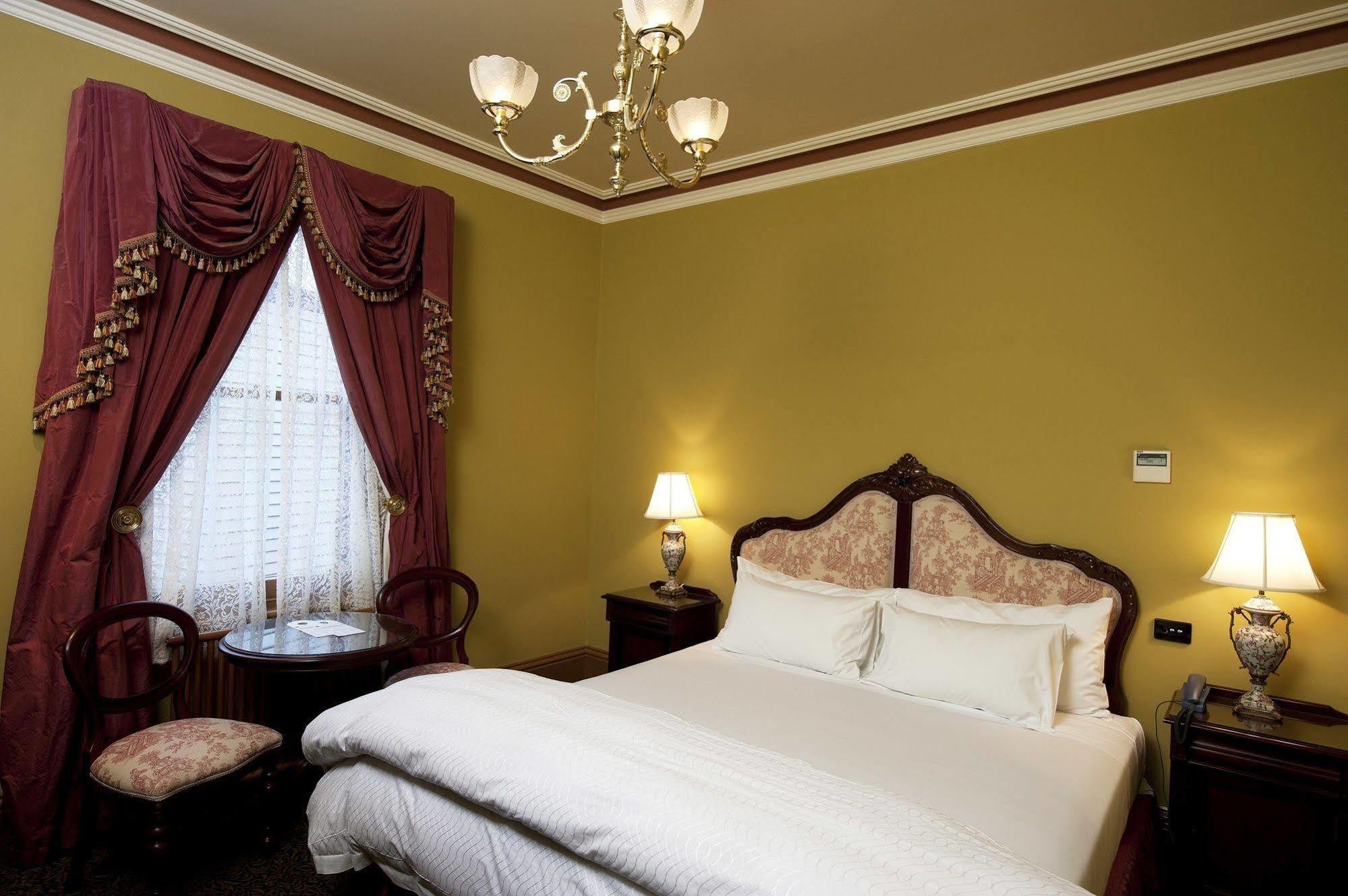 Craig'S Royal Hotel Ballarat Buitenkant foto A room at the hotel