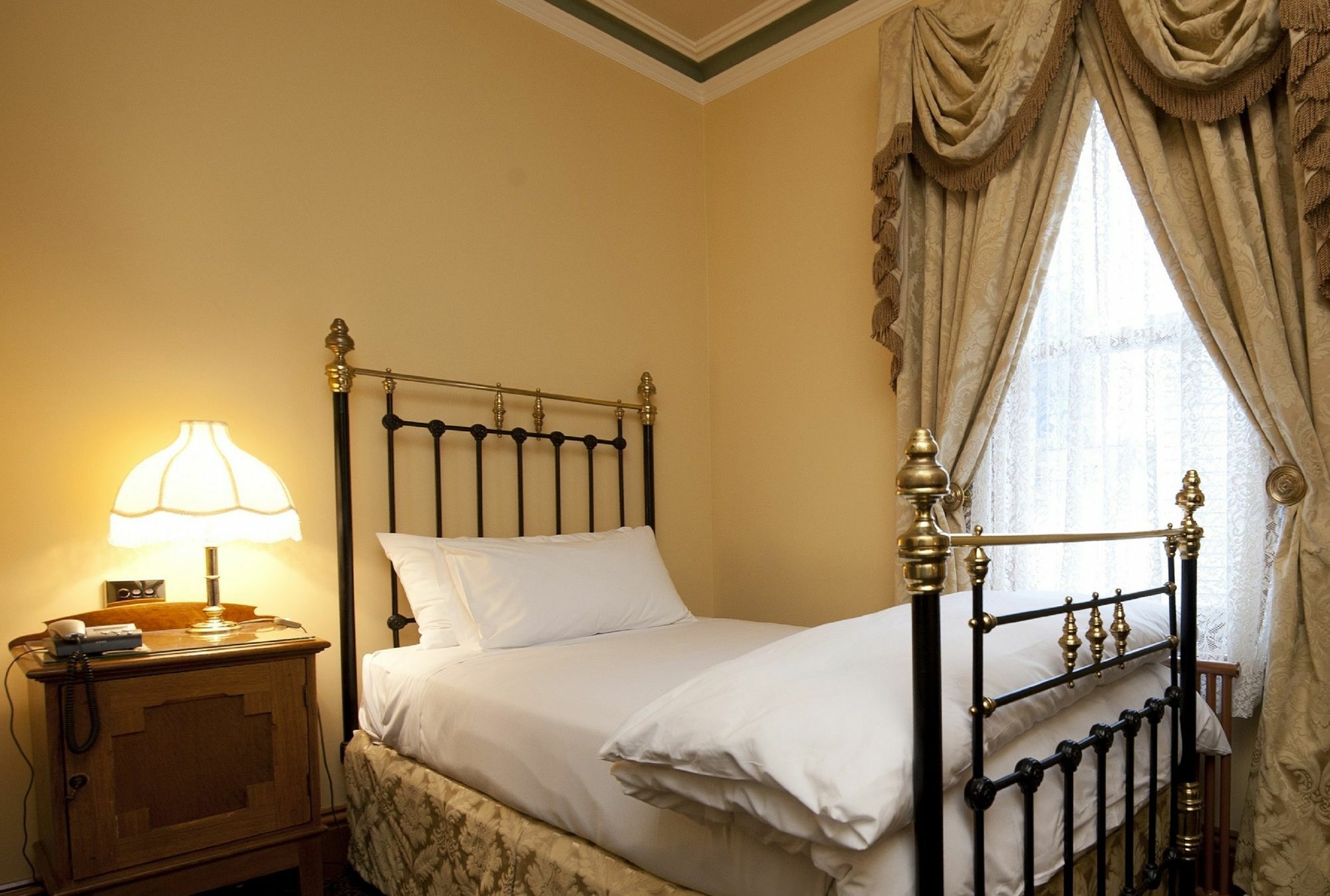 Craig'S Royal Hotel Ballarat Buitenkant foto A bedroom at the hotel